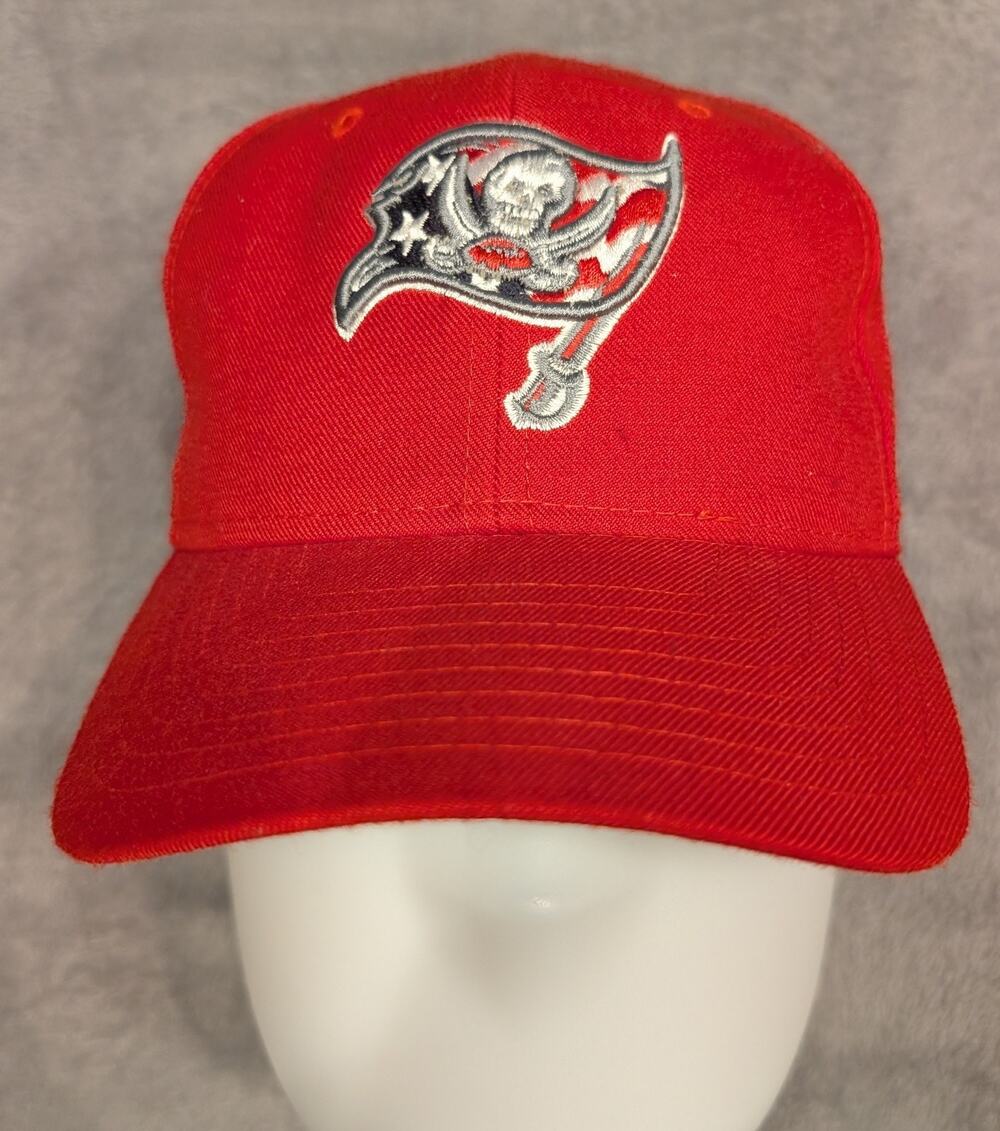 VINTAGE Tampa Bay Buccaneers Hat Cap Fitted 7-1/4 Red Gray Football Embroidered